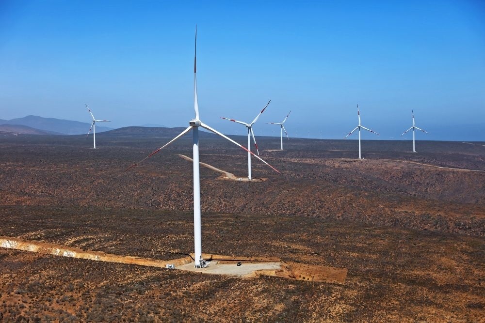 這是2023年2月14日拍攝的位于智利中部沿海的蓬塔謝拉風(fēng)電場。蓬塔謝拉風(fēng)電場是中國在智利投資建設(shè)的首個(gè)風(fēng)電場，2018年正式投產(chǎn)發(fā)電，可滿足13萬戶家庭的用電需求，同時(shí)每年還能減少15.7萬噸碳排放。