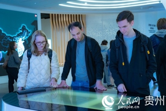 在國家大數(shù)據(jù)（貴州）綜合試驗區(qū)交流體驗中心，歐亞國家記者體驗貴州大數(shù)據(jù)應(yīng)用場景。人民網(wǎng) 陽茜攝