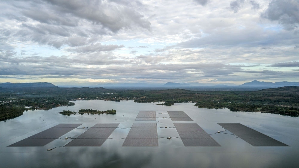這是2022年12月8日在泰國烏汶府詩琳通水庫拍攝的浮體光伏項(xiàng)目（無人機(jī)照片）。中泰兩國聯(lián)合修建的浮體光伏項(xiàng)目2021年10月投入商業(yè)運(yùn)營。中國制造的電池板不斷將日光轉(zhuǎn)化為清潔電能，輸送至當(dāng)?shù)厍Ъ胰f戶。