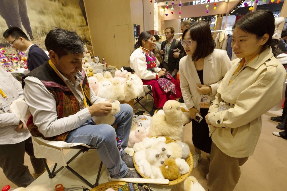 2023年11月7日，秘魯羊駝毛制品手藝人馬馬尼大叔在中國上海舉辦的第六屆進(jìn)博會上展示羊駝玩偶制作工藝。秘魯特色羊駝毛制品連續(xù)六屆在進(jìn)博會上亮相，收獲大量訂單。進(jìn)博會大舞臺讓秘魯傳統(tǒng)手藝人有了更廣闊的發(fā)展空間。