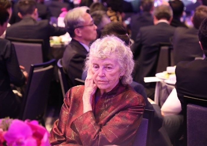 當(dāng)?shù)貢r(shí)間11月15日晚，國家主席習(xí)近平在美國舊金山出席美國友好團(tuán)體聯(lián)合舉行的歡迎宴會(huì)。在熱烈的掌聲中，習(xí)近平發(fā)表重要演講。圖為參加晚宴人士認(rèn)真聆聽演講。人民日報(bào)記者 李志偉 攝