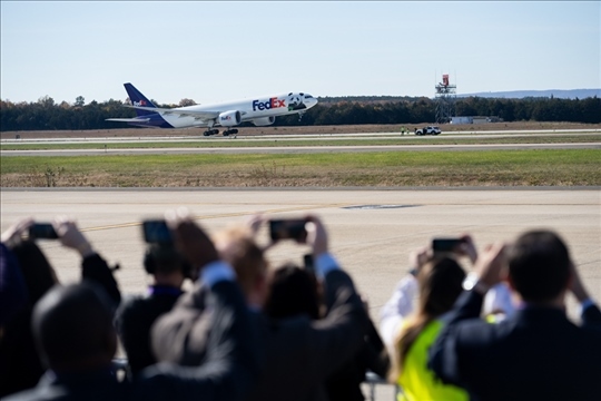 2023年11月8日，運(yùn)送大熊貓的專機(jī)從美國(guó)弗吉尼亞州的華盛頓杜勒斯國(guó)際機(jī)場(chǎng)起飛。旅居美國(guó)的大熊貓“美香”“添添”和它們?cè)谌A盛頓出生并長(zhǎng)大的雄性幼崽“小奇跡”當(dāng)天啟程返回中國(guó)。新華社記者 劉杰攝