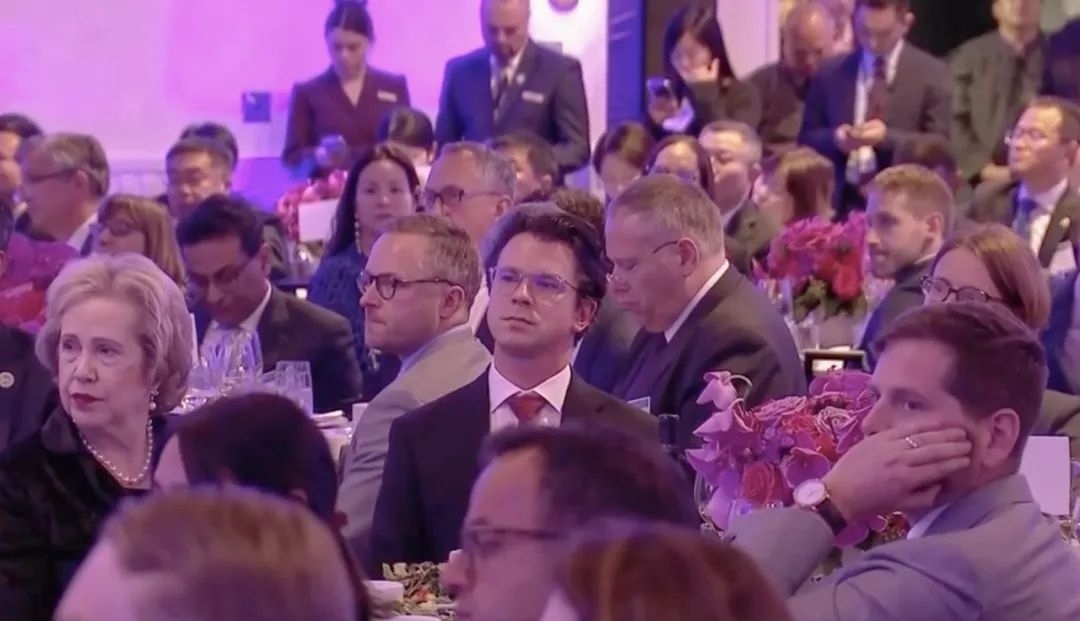 △當(dāng)?shù)貢r間11月15日晚，習(xí)近平主席在美國友好團(tuán)體聯(lián)合歡迎宴會上發(fā)表演講。圖為參加宴會的人士認(rèn)真聆聽演講。