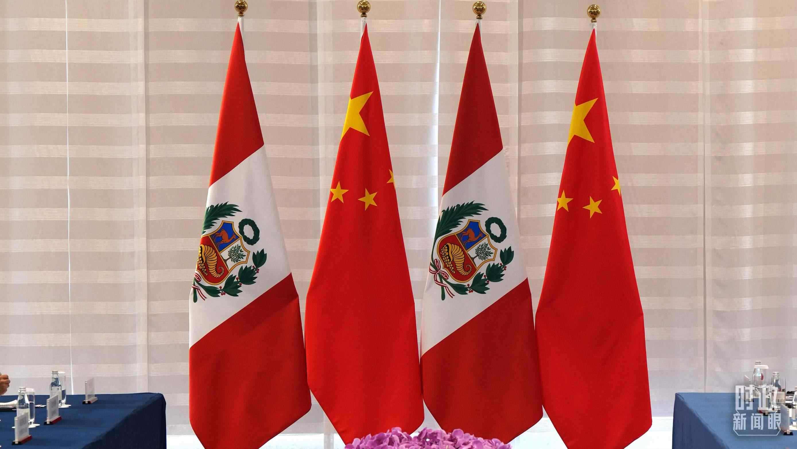 △會談現(xiàn)場的中秘兩國國旗。（總臺國廣記者李晉拍攝）