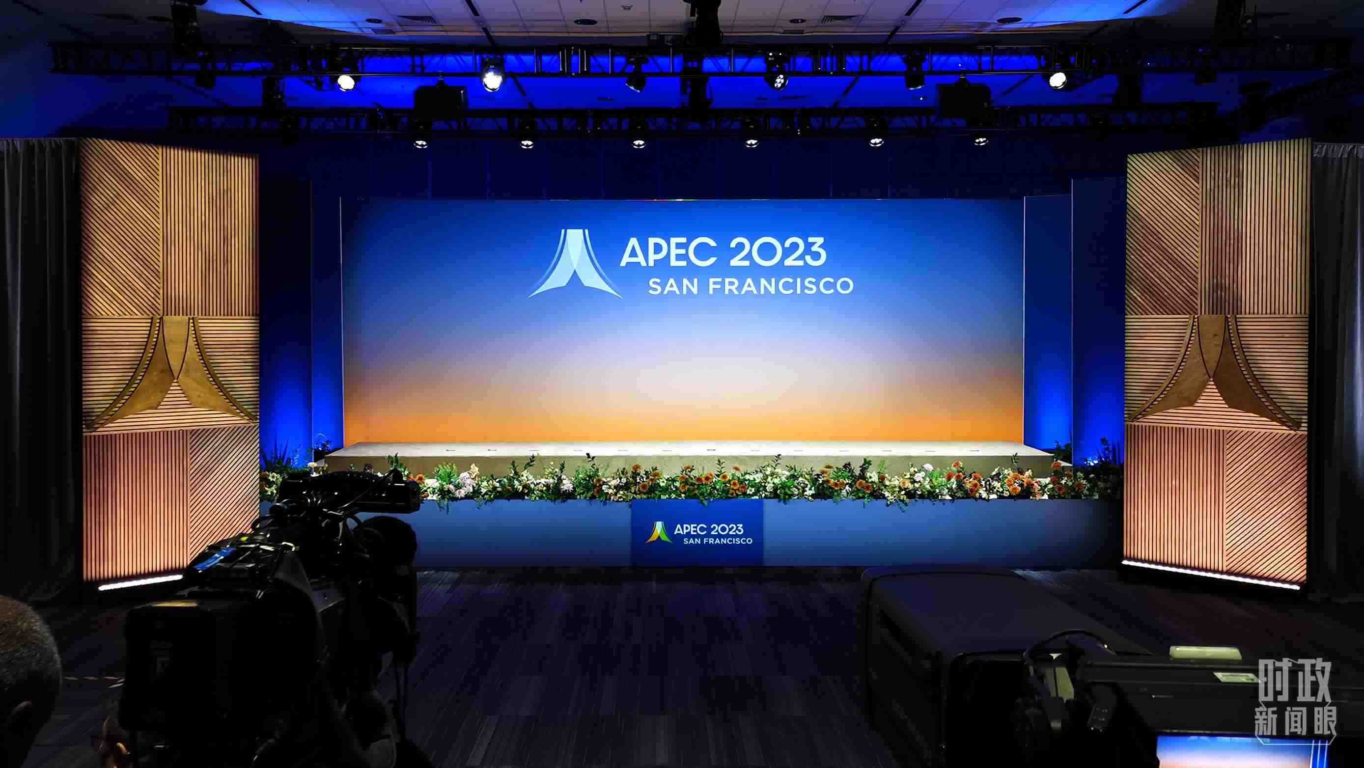 △16日，APEC領導人同東道主嘉賓在對話會前集體合影，圖為記者們在等待合影開始。（總臺央視記者石偉明拍攝）