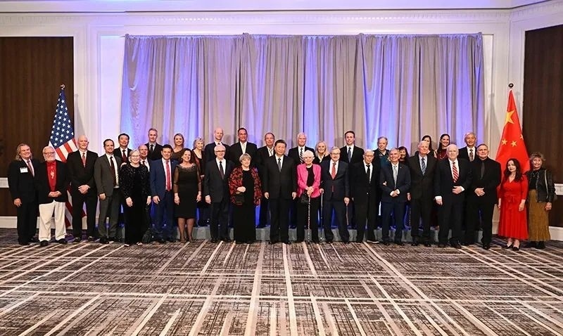 △宴會開始前，習(xí)近平主席會見飛虎隊和史迪威將軍后人、鼓嶺、艾奧瓦州、華盛頓州等方面友好人士代表，同他們親切交談并合影留念。