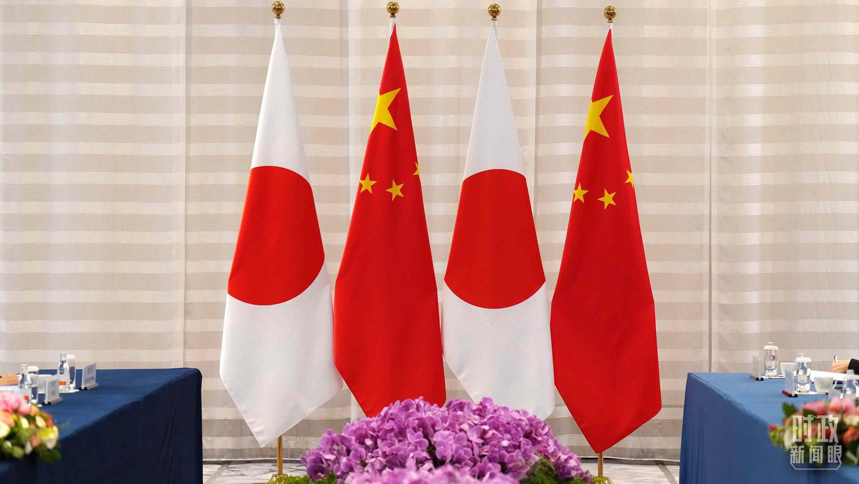 △會談現(xiàn)場的中日兩國國旗。（總臺國廣記者李晉拍攝）