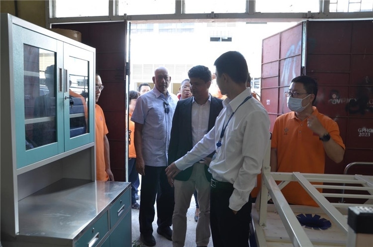 喬治敦公立醫(yī)院執(zhí)行院長接收捐贈物資。第十九期中國援圭亞那醫(yī)療隊供圖