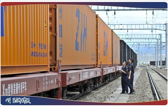 ｜｜新疆阿拉山口，中歐班列從這里經(jīng)過