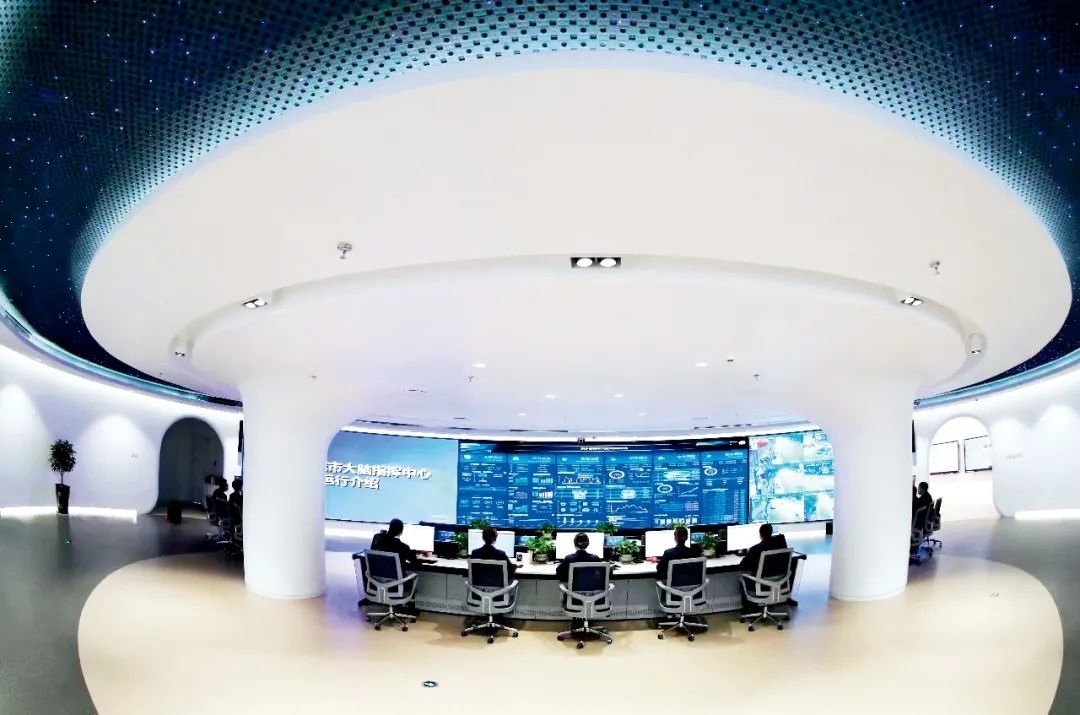 2021年2月2日，江西省撫州市東鄉(xiāng)區(qū)城市大腦指揮中心，工作人員通過(guò)城市大腦指揮平臺(tái)實(shí)時(shí)監(jiān)控、抓取、分析相關(guān)案件。