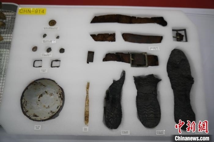 當(dāng)?shù)貢r間11月22日上午，第十批在韓中國人民志愿軍烈士遺骸裝殮儀式在韓國舉行。圖為裝殮儀式現(xiàn)場拍攝的部分志愿軍烈士遺物。中新社記者劉旭 攝