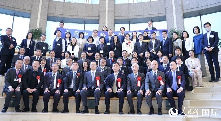 到場(chǎng)嘉賓與中國駐日本大使吳江浩合影留念。人民網(wǎng) 許可攝