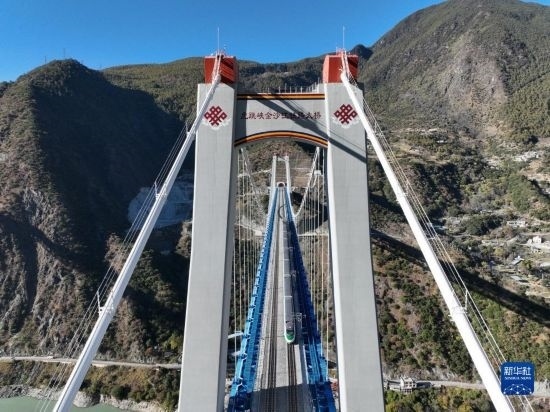 11月25日，列車通過麗香鐵路金沙江特大橋（無人機照片）。