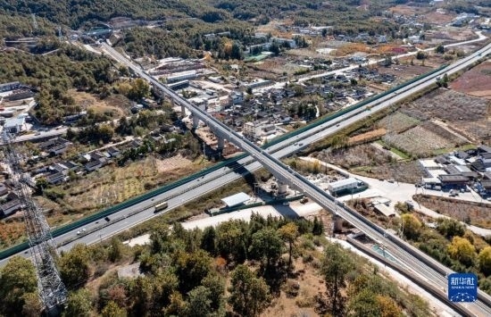 11月25日在麗江市境內(nèi)拍攝的即將開通的麗香鐵路（無人機照片）。