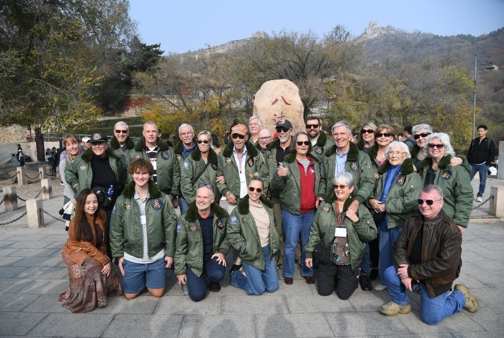 10月29日，飛虎隊老兵莫耶一行人在北京八達嶺長城合影留念。當日，美中航空遺產(chǎn)基金會訪華代表團成員陸續(xù)抵達北京。新華社記者任超攝