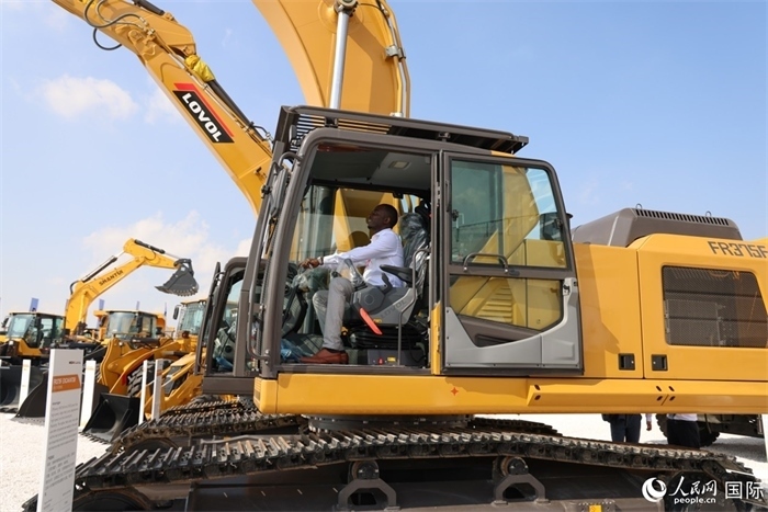 嘉賓參觀體驗山東重工產品。人民網記者 任皓宇攝