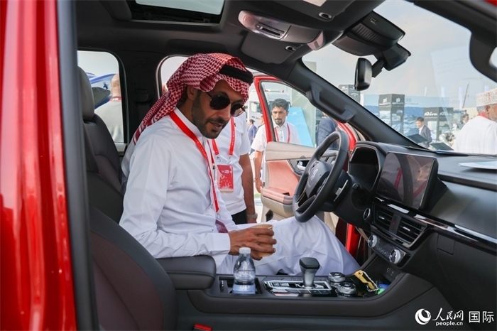 嘉賓參觀體驗山東重工產品。人民網記者 任皓宇攝