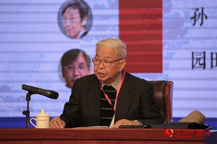 北京外國(guó)語大學(xué)北京日本學(xué)研究中心原主任嚴(yán)安生發(fā)表主旨演講。人民網(wǎng)記者 張麗婭攝