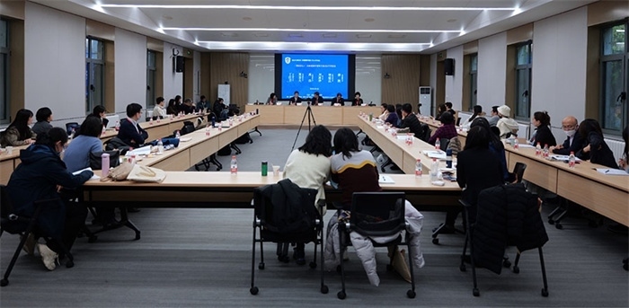 “區(qū)域國(guó)別學(xué)視角下的日語學(xué)科建設(shè)”圓桌論壇現(xiàn)場(chǎng)。主辦方供圖