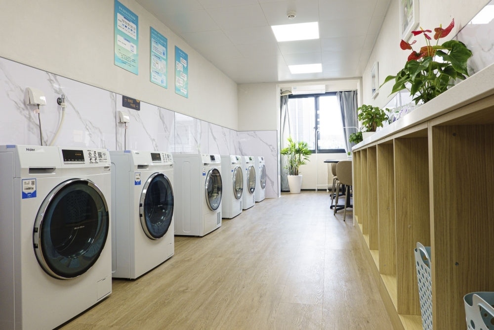 閔行區(qū)新時(shí)代城市建設(shè)者管理者之家的共享廚房和共享洗衣房。