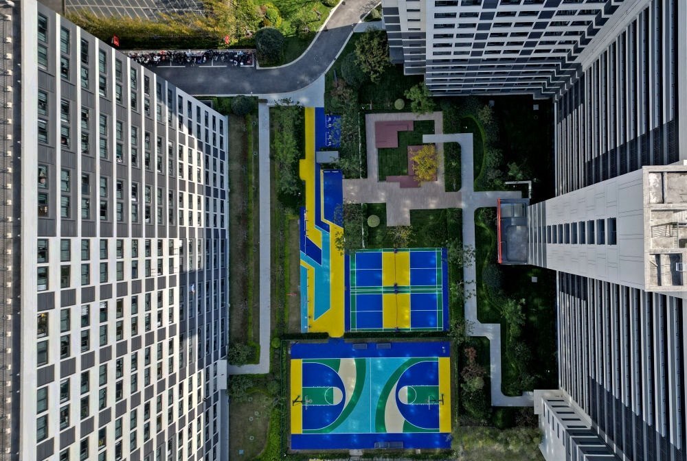 社區(qū)內(nèi)的運(yùn)動(dòng)場地設(shè)施（無人機(jī)照片）。