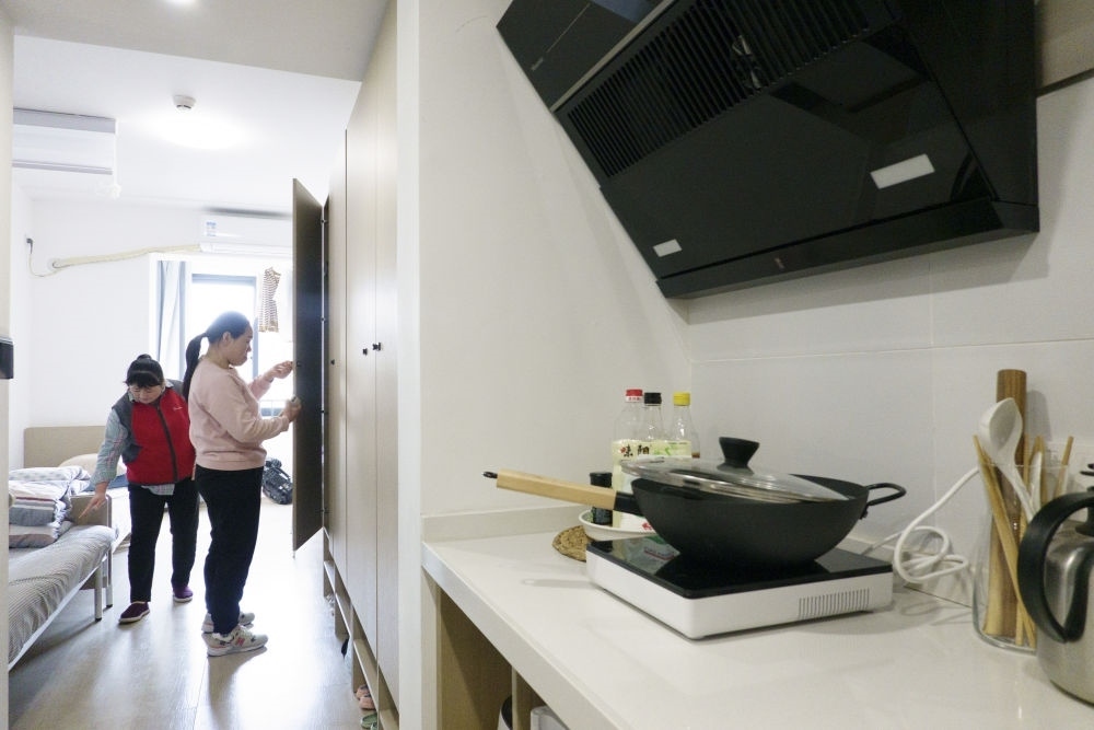 住戶在閔行區(qū)新時(shí)代城市建設(shè)者管理者之家收拾房間。