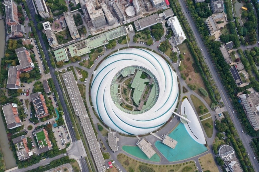 位于上海張江科學(xué)城的國(guó)家大科學(xué)裝置上海光源（2020年10月26日攝，無(wú)人機(jī)照片）。