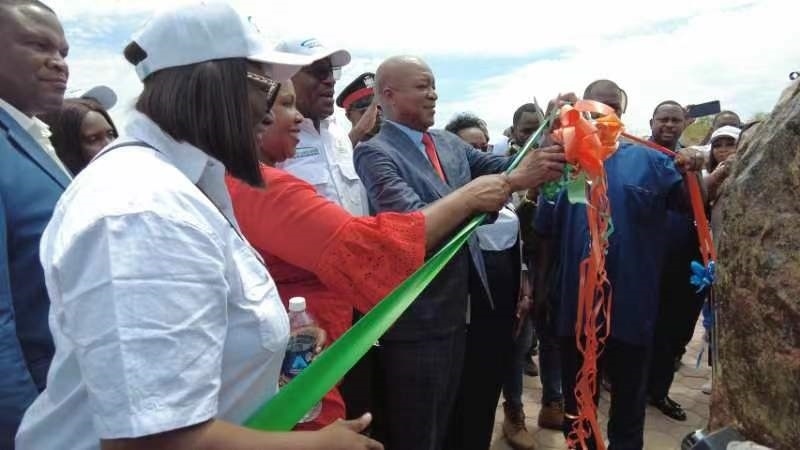 嘉賓為學(xué)校剪彩。主辦方供圖