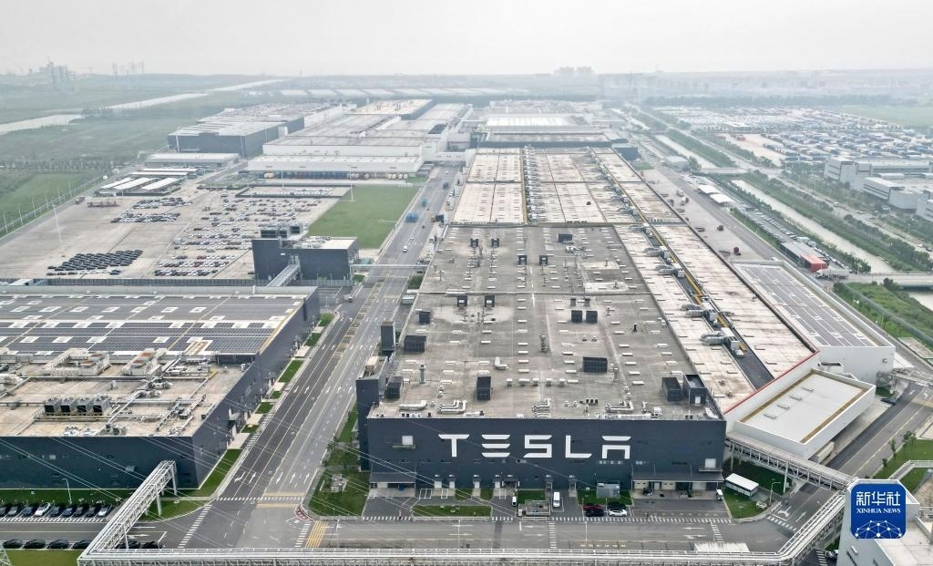這是在中國（上海）自由貿易試驗區(qū)臨港新片區(qū)拍攝的特斯拉上海超級工廠（2023年9月26日攝，無人機照片）。新華社記者 劉穎 攝