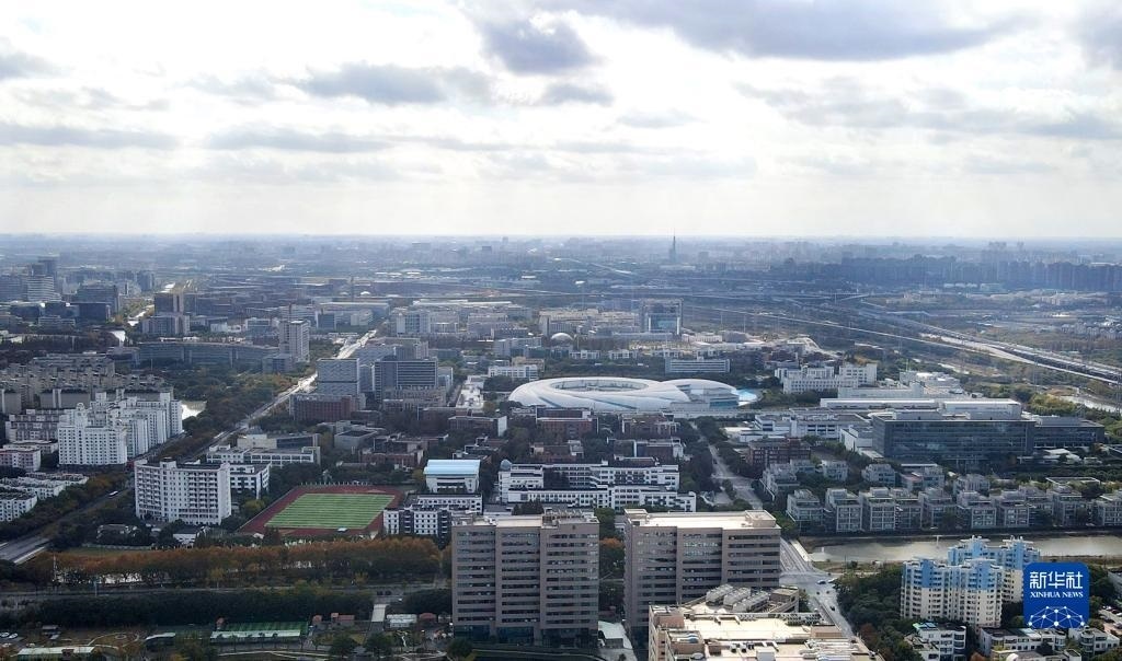 這是2023年11月25日在上海浦東新區(qū)張江科學城拍攝的形如鸚鵡螺的大科學裝置上海光源（中）（無人機照片）。新華社記者 方喆 攝