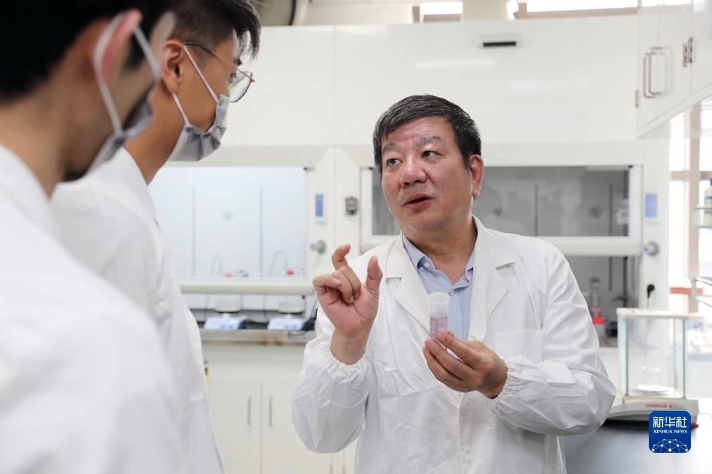 中國科學院院士、國家自然科學獎一等獎得主趙東元在復旦大學實驗室里指導學生（2023年9月2日攝）。新華社記者 劉穎 攝