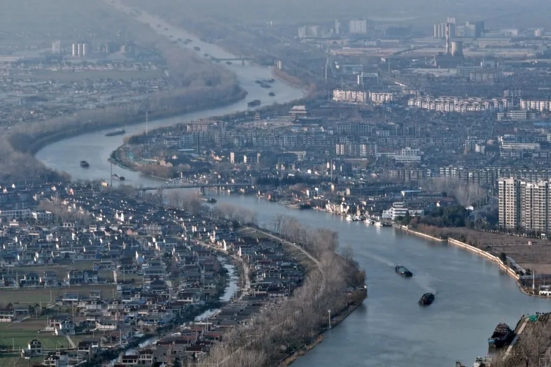 2月16日，貨船行駛在京杭大運(yùn)河江蘇寶應(yīng)段。新華社發(fā)（沈冬兵攝）