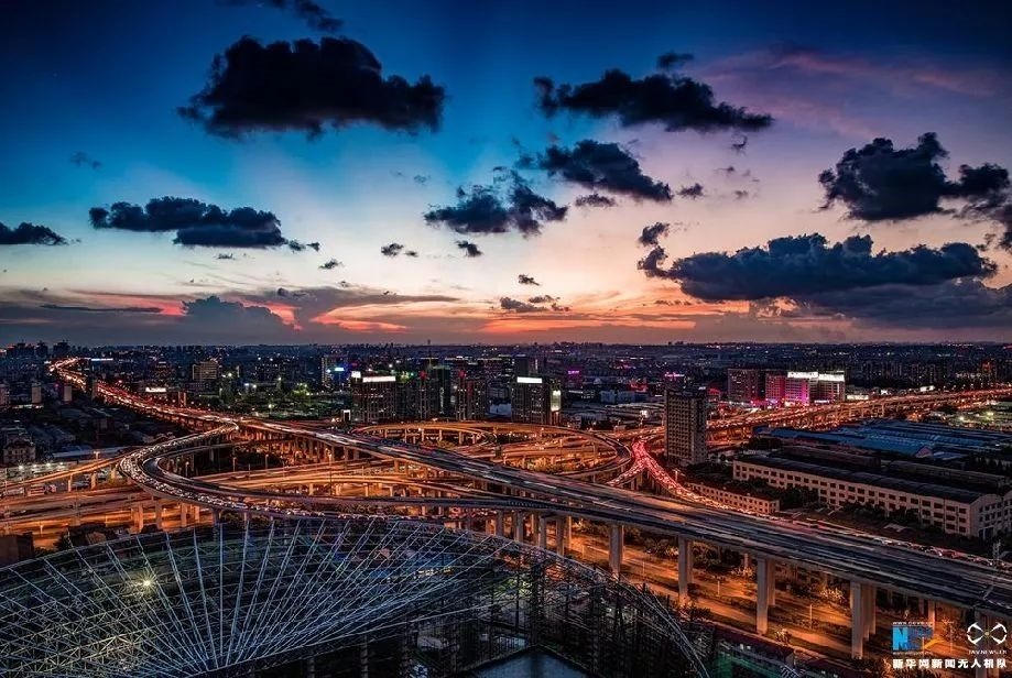 傍晚時刻的上海立交橋。新華網(wǎng)發(fā) 田橫 攝