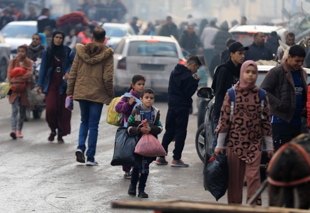 12月1日，在加沙地帶南部城市汗尤尼斯，人們?cè)谝攒娀謴?fù)軍事行動(dòng)后逃離家園。新華社發(fā)（亞西爾·庫(kù)迪攝）