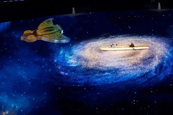 杭州第4屆亞殘運(yùn)會(huì)閉幕式上，吉祥物飛飛幻化回良渚玉鳥的模樣，盤旋于夜色之中。記者 倪雁強(qiáng) 董旭明 攝