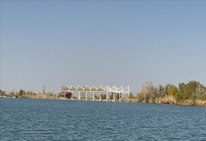 2023年11月1日，督察組拍攝到弱水花海景區(qū)建有人工湖及水上游樂設(shè)施。（中央第四生態(tài)環(huán)境保護(hù)督察組供圖）