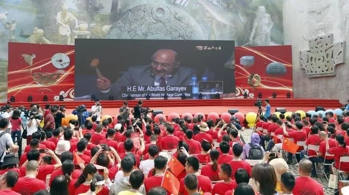 2019年7月6日，杭州市民揮舞國(guó)旗慶祝良渚古城遺址獲準(zhǔn)列入世界遺產(chǎn)名錄。記者 吳煌 倪雁強(qiáng) 攝