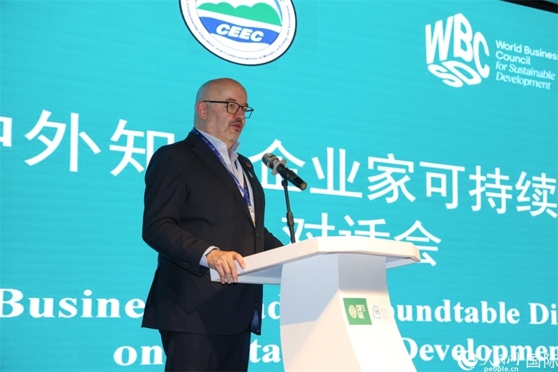 世界可持續(xù)發(fā)展工商理事會(huì)會(huì)長兼主席貝德凱致辭。人民網(wǎng)記者任皓宇攝