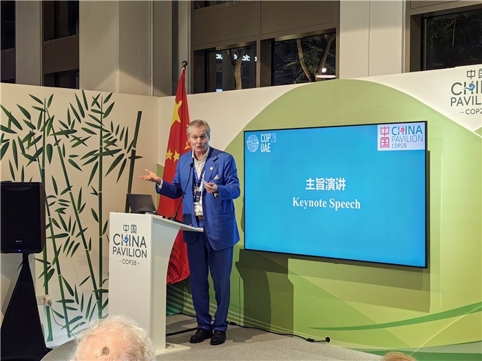 意大利都靈理工大學(xué)終身教授岡特·鮑利發(fā)言。COP28中國(guó)角供圖