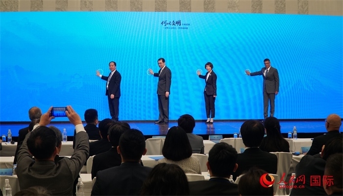 嘉賓共同啟動“何以文明”日本特展體驗暨2024年總臺春晚宣介區(qū)。人民網(wǎng) 蔣曉辰攝