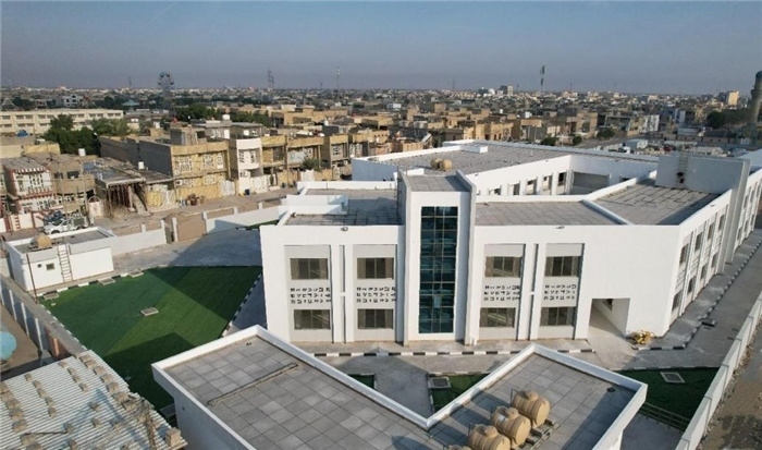 已經(jīng)完工的伊拉克瓦西特省第20號(hào)學(xué)校。該學(xué)校為合院式全功能建筑，包括教學(xué)樓，圖書(shū)室，實(shí)驗(yàn)室，保衛(wèi)室等。 趙沖攝