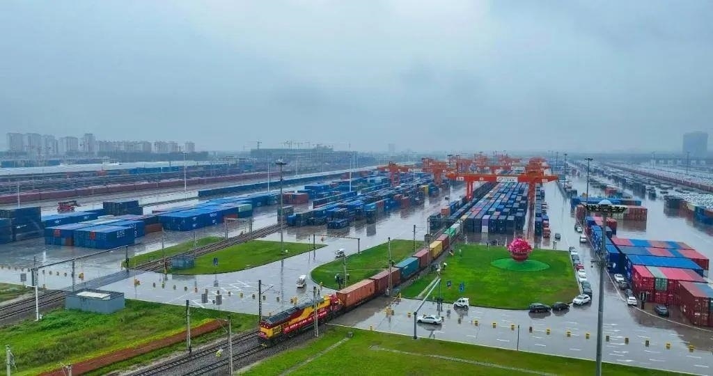 △2023年9月28日，中歐班列長安號第20000列從陜西西安國際港站開出。