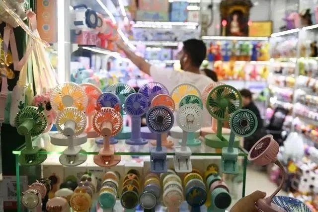 △近期，客商在浙江義烏國際商貿(mào)城采購商品。