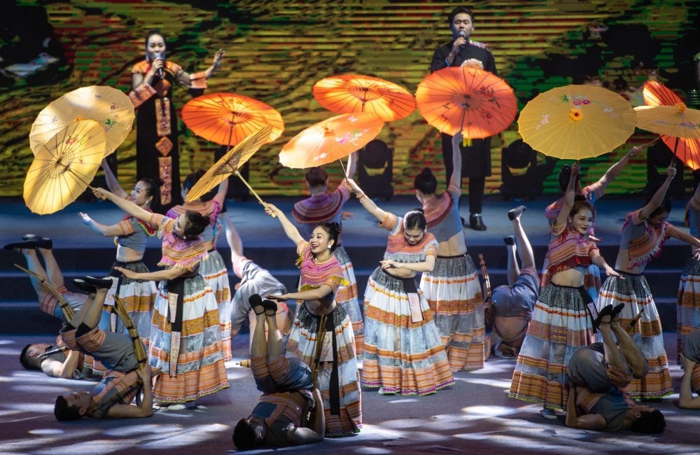 2023年1月18日，以“同心筑厚誼 攜手共發(fā)展”為主題的2023年中越跨國春節(jié)聯(lián)歡晚會在云南省紅河哈尼族彝族自治州河口瑤族自治縣舉行，越南老街省民族藝術(shù)歌舞團(tuán)的演員在晚會上表演歌舞《漂浮在云端的節(jié)日》。新華社記者 胡超 攝