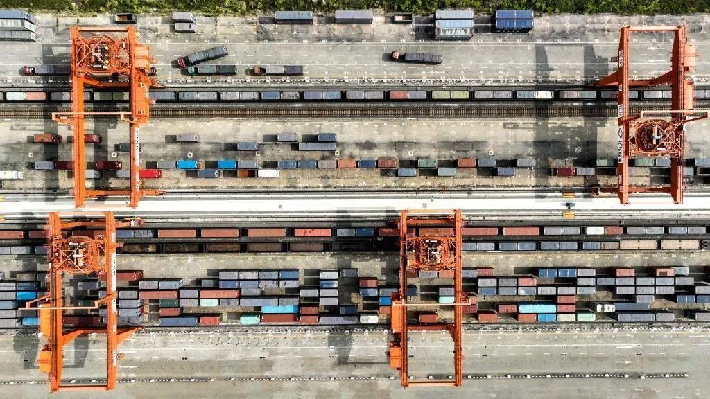 △2023年11月12日，火車在廣西欽州港碼頭裝運集裝箱。