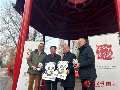 中國文化中心組織的主題活動現(xiàn)場。從左至右依次為柏林動物園園長克尼里姆、中國駐德國大使吳懇、柏林市長韋格納、柏林動物園監(jiān)事會主席布魯克曼。人民網記者 徐馨攝