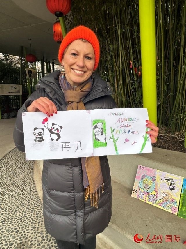 桑德拉和德國小朋友們的作品。右圖寫著“祝福好運，再見 Pit和Paule（“夢想”“夢圓”的德語名字）”。人民網記者 徐馨攝