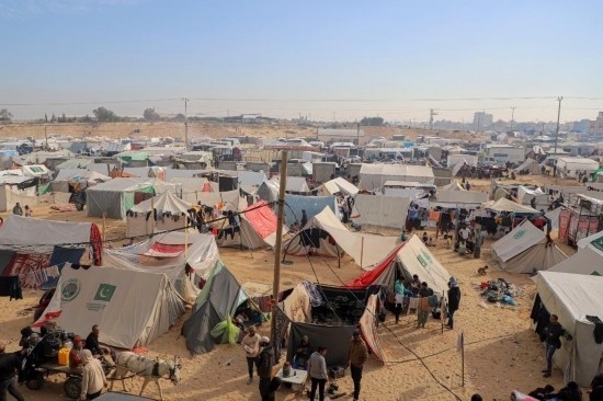  這是12月8日在加沙地帶南部城市拉法拍攝的臨時(shí)營地。新華社發(fā)（里澤克·阿卜杜勒賈瓦德攝）