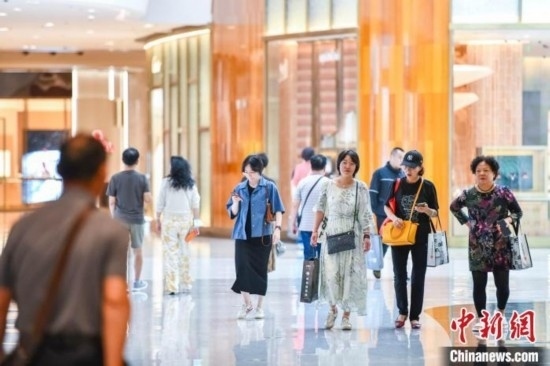 圖為顧客在cdf?？趪H免稅城內(nèi)選購商品。<a target='_blank' href='/' ><p align=