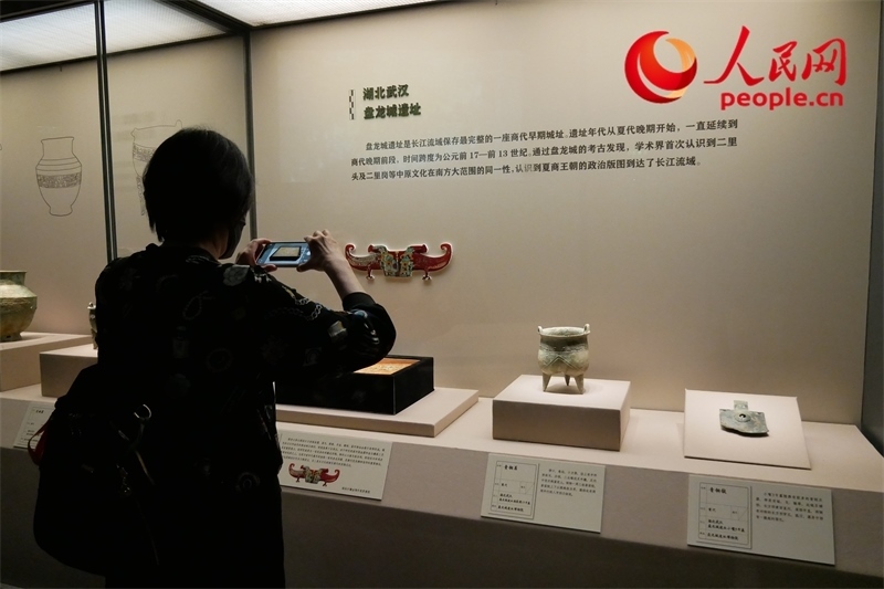 今年9月，觀眾正在參觀“鑒往知遠(yuǎn)——新時(shí)代考古成果展”。人民網(wǎng)記者 韋衍行攝